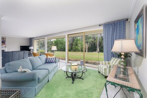 Living area - Serene 3-bedroom house on 3 acres in charming Gainesville (Gainesville)