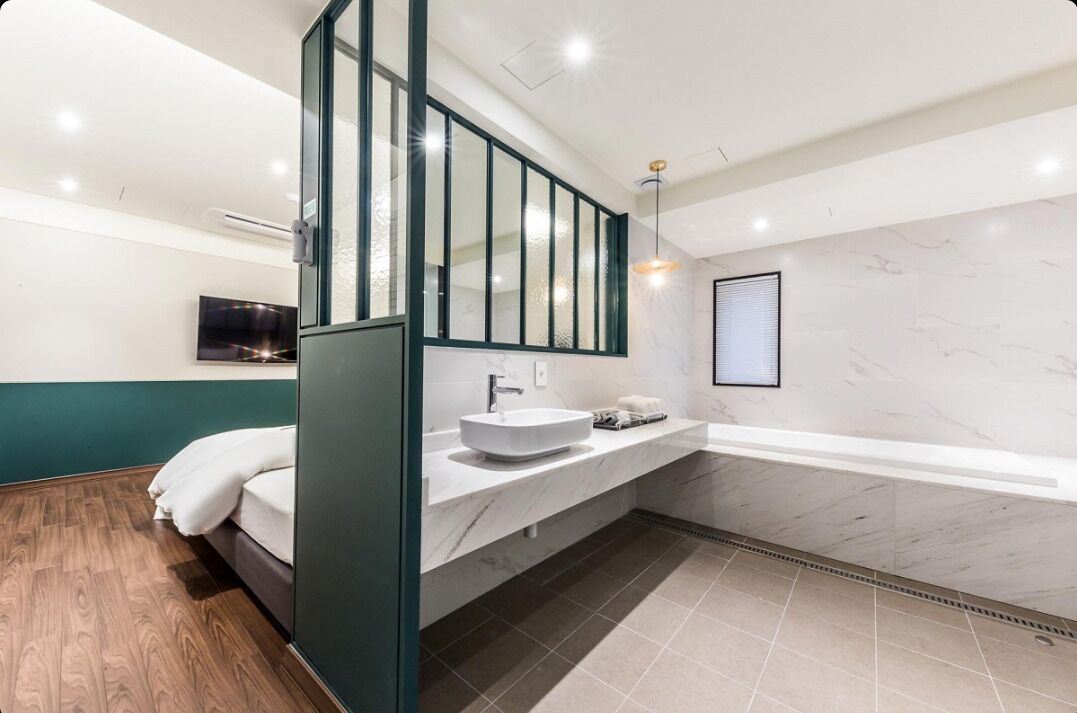 Suite | Bathroom | Shower, hair dryer, towels, shampoo