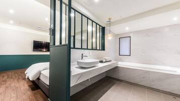 Suite | Bathroom | Shower, hair dryer, towels, shampoo