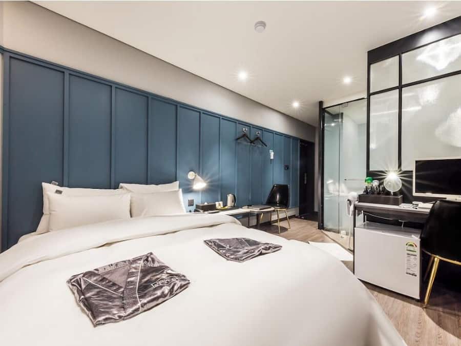 Espacio para trabajar con un portátil, wifi gratis, ropa de cama