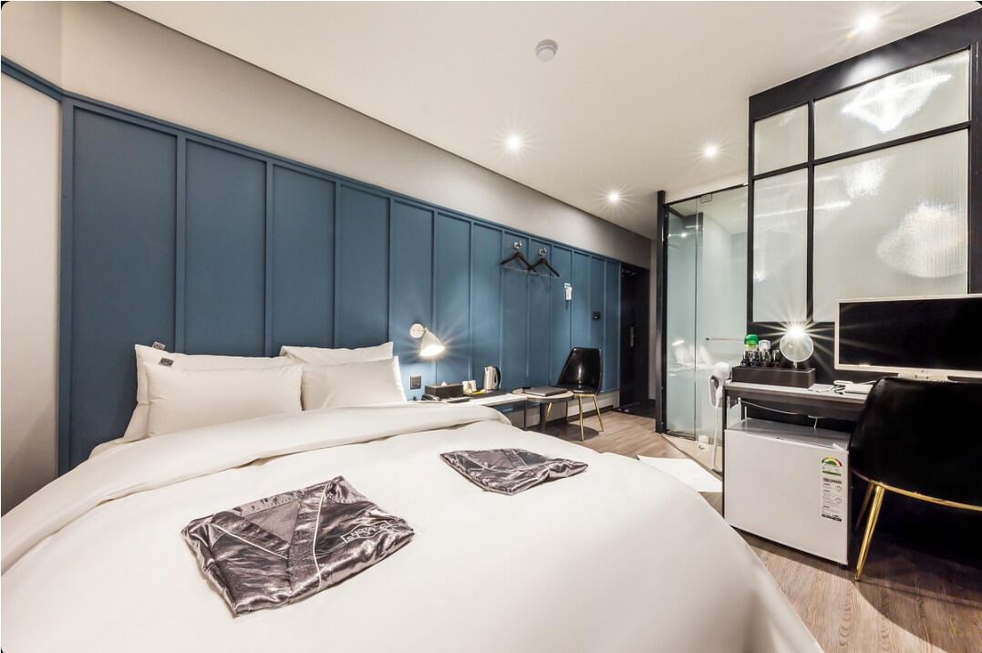 Standard Double Room | Laptop workspace, free WiFi