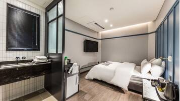 Standard Double Room | Laptop workspace, free WiFi