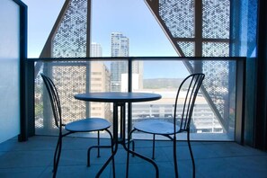 Dining - Modern Central 1BR Apt in Rundle Mall w Gym (Adelaide)