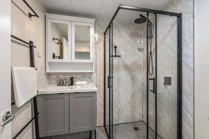Shower, hair dryer, towels, shampoo - Spacious 3BR Retreat | Pool, Gym & Parking (Bowen Hills)