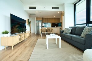 TV - Beautiful City & Sky View 2BR Apt w Pool Gym Sauna (Adelaide)