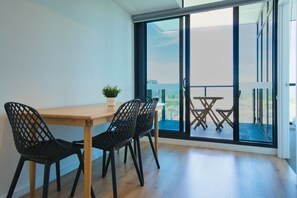 Dining - Sky Gem - Comfy 1BR APT Adelaide CBD w Pool & Gym (Adelaide)