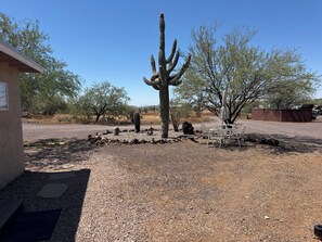 Property grounds - Cozy Casita Southwest Decor 1-bedroom 1 bath in N Phoenix on private 5acre ranch (Phoenix)
