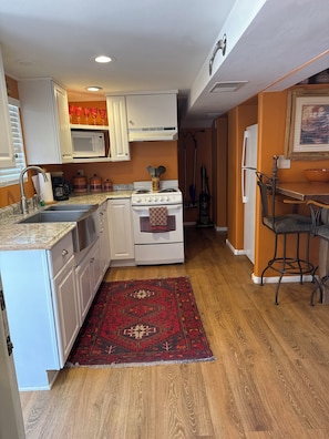 Private kitchen - Cozy Casita Southwest Decor 1-bedroom 1 bath in N Phoenix on private 5acre ranch (Phoenix)