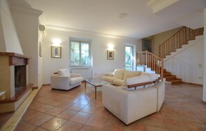 TV, fireplace - Amazing home in Paestum with WiFi (Paestum)