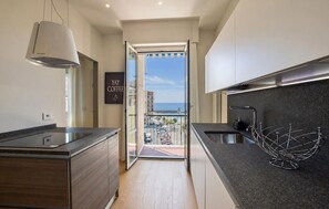 Fridge, microwave, oven, stovetop - Double One Beach & City (Recco)