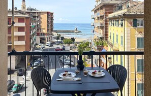 Outdoor dining - Double One Beach & City (Recco)