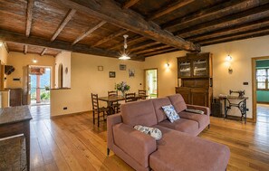 Living area - 2 bedroom stunning apartment in Comuneglia (Comuneglia)