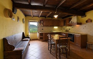 Fridge, microwave, oven, stovetop - 2 bedroom stunning apartment in Comuneglia (Comuneglia)