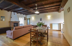 Dining - 2 bedroom stunning apartment in Comuneglia (Comuneglia)