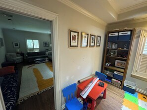 Ein Wohnzimmer mit einer Couch, einem Couchtisch und einem Bücherregal.