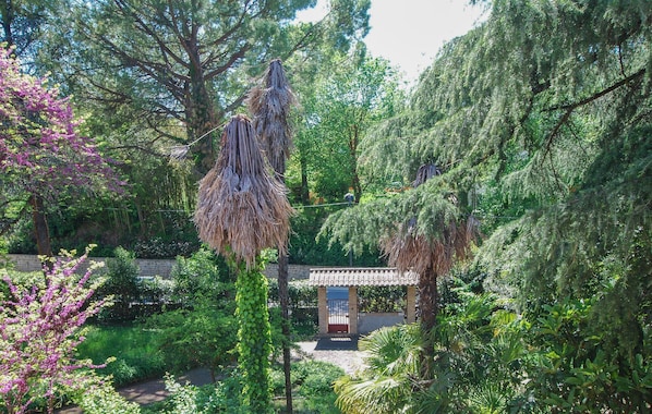 A garden with a gazebo, dense foliage, and a variety of trees. - 3 bedroom stunning home in Appignano (Appignano)