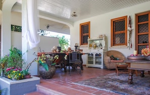 A cozy interior with a dining area, wicker chairs, a table with a vase, and a patterned rug. - 3 bedroom stunning home in Appignano (Appignano)