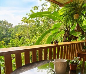 Outdoor dining - Cabaña Eden Paradise, nature to relax listening to the birds. (Provincia de Alajuela)