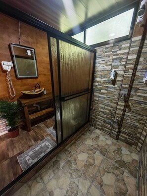 Shower, hair dryer, towels, soap - Cabaña Eden Paradise, nature to relax listening to the birds. (Provincia de Alajuela)