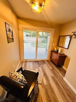 Habitación básica doble de uso individual | Cuna de viaje, wifi gratis, ropa de cama
