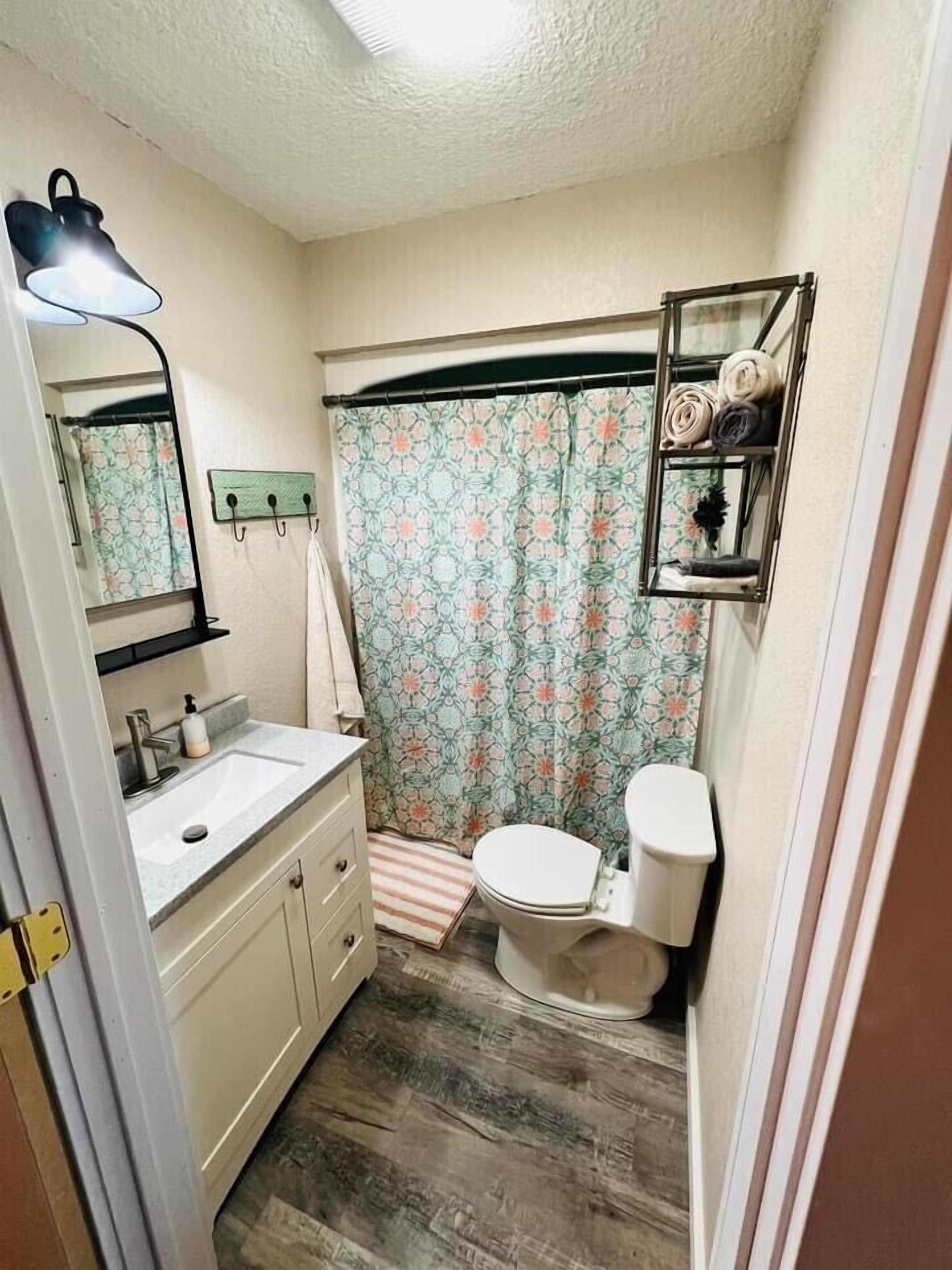Double Room Single Use | Bathroom | Combined shower/tub, free toiletries, hair dryer, towels