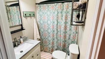 Double Room Single Use | Bathroom | Combined shower/tub, free toiletries, hair dryer, towels