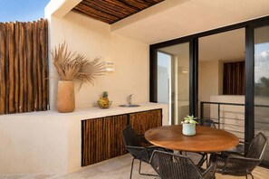 Outdoor dining - Penthouse with Private Rooftop Pool & Terrace (Tulum)