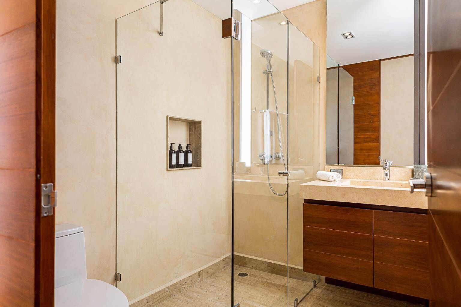 Douche, sèche-cheveux, serviettes fournies, shampoing