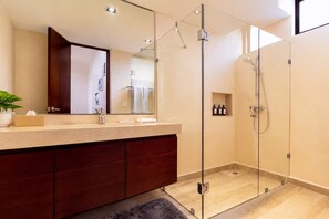 Shower, hair dryer, towels, shampoo - Luxury Tropical PH Private Pool (Tulum)