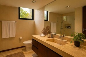 Shower, hair dryer, towels, shampoo - Beautiful Penthouse with Private Rooftop Pool (Tulum)