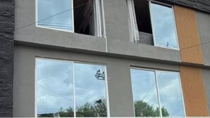 Un edificio moderno con ampie finestre e facciata in pietra.