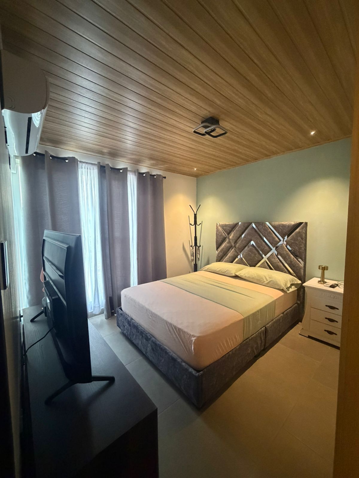 Iron/ironing board, internet, bed sheets