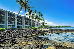 Property grounds - Spacious condo with ocean views, lanai, W&D, shared hot tub, pool & grill area (Kailua-Kona)