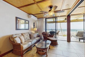 TV - Spacious condo with ocean views, lanai, W&D, shared hot tub, pool & grill area (Kailua-Kona)