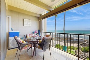 Outdoor dining - Spacious condo with ocean views, lanai, W&D, shared hot tub, pool & grill area (Kailua-Kona)