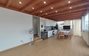 Microonde, forno, piano cottura, lavastoviglie