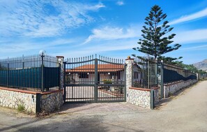 Exterior - Gorgeous home in Carini (Carini)