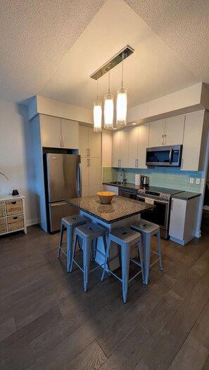 Private kitchen - Toronto Skyline Condo w/ Parking & Subway Access in the Heart of Downtown (Toronto)