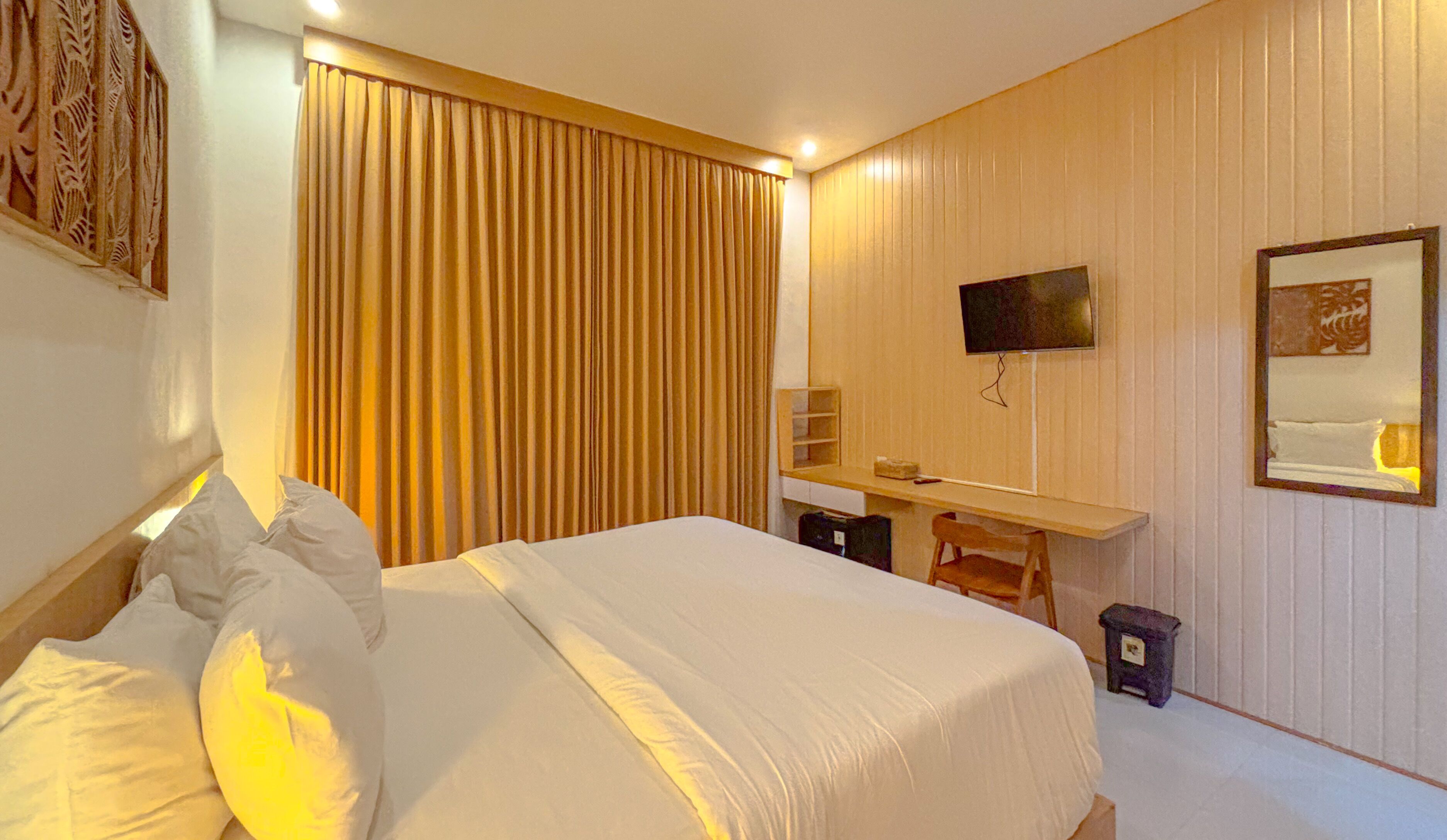 Studio Deluks, 1 Tempat Tidur Queen, kamar mandi pribadi, pemandangan kolam renang | Meja kerja dan Wi-Fi gratis