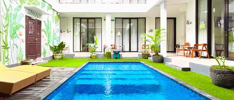 Una piscina al aire libre