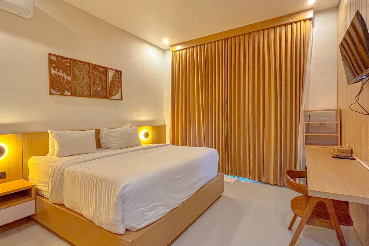 Deluxe-studiolejlighed - 1 queensize-seng - privat badeværelse - udsigt til pool | Skrivebord, gratis Wi-Fi