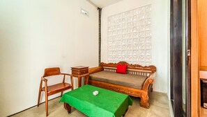 Estúdio luxo, 1 cama Queen, banheiro privativo, vista para a piscina | Parte interna
