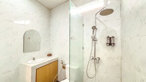 Ducha, secador de pelo, toallas, jabón