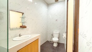 Standard-dobbeltværelse - 1 queensize-seng - privat badeværelse - udsigt til pool | Badeværelse | Bruser, hårtørrer, håndklæder, Sæbe