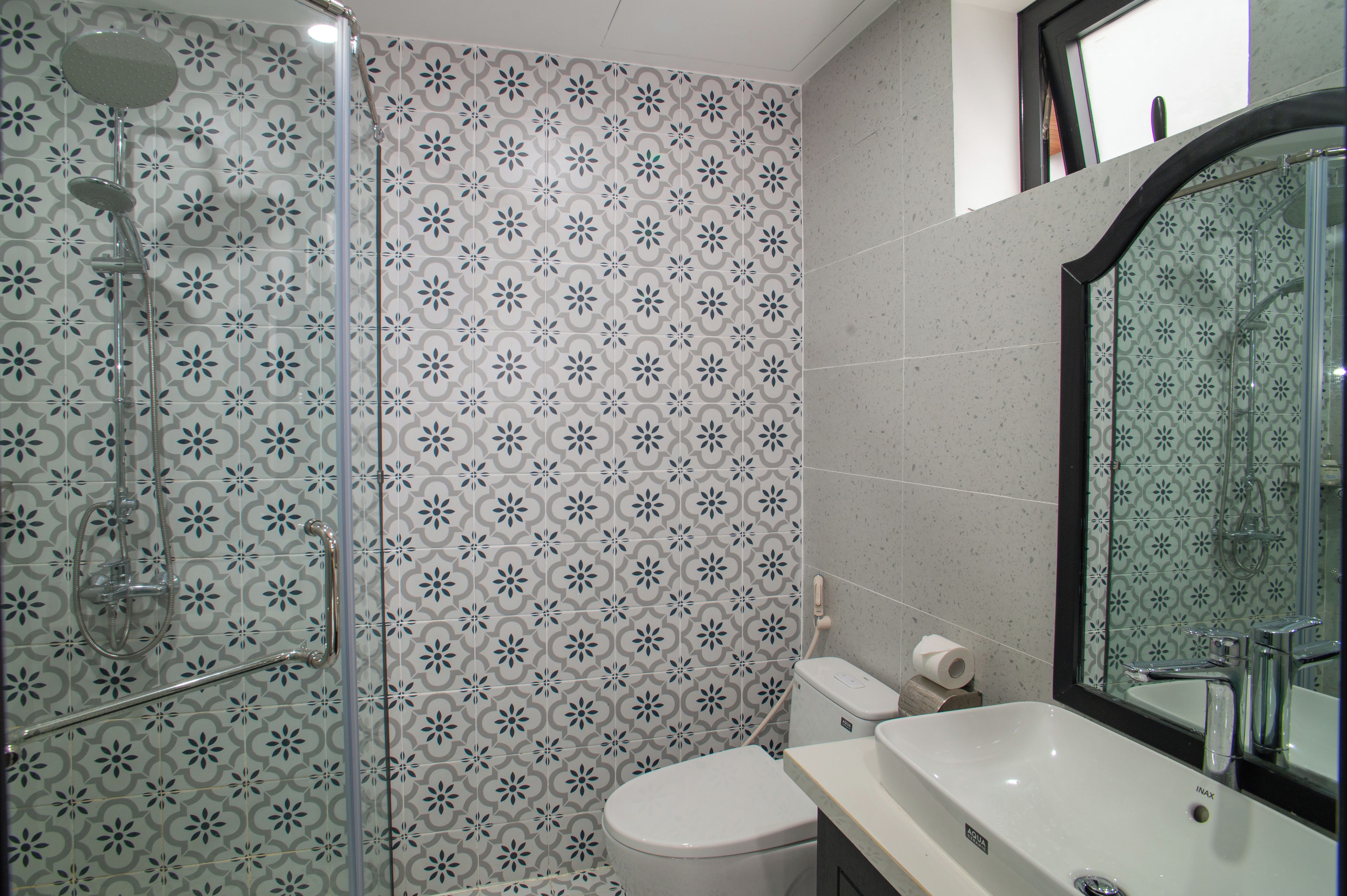 Un baño con ducha, inodoro y lavamanos.
