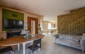 TV - Pet friendly home in Galleno (Galleno)