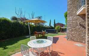 Outdoor dining - Pet friendly home in Galleno (Galleno)