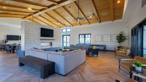 Summerwell by Avantstay - Entire Building, One 4BR Two 2BR Spaces, 22 Guests, Resort Pool, Fitness Center in Indio