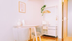 Apartemen, balkon | Tempat makan
