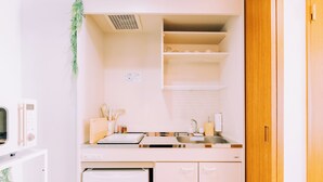 Apartemen, balkon | Dapur pribadi | Lemari es kecil, microwave, kompor, dan peralatan masak/sendok-piring